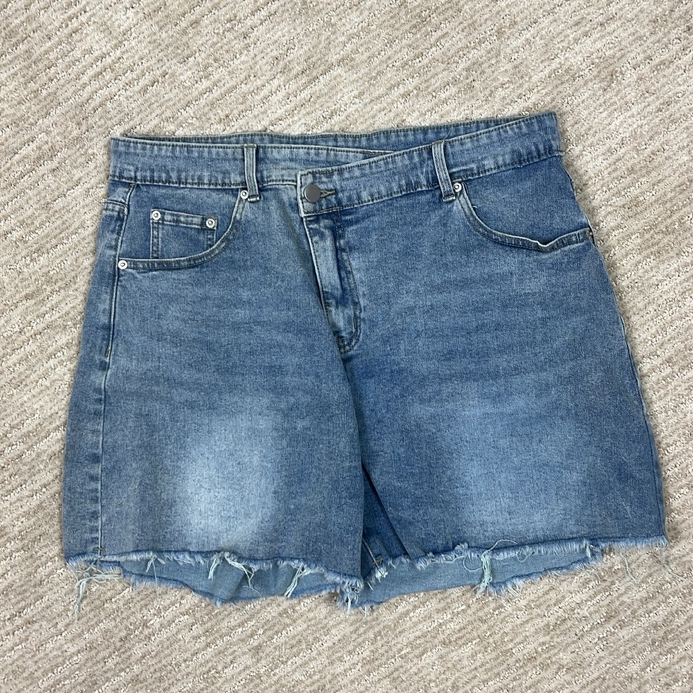 Criss Cross Waist Denim Shorts Women’s Size 14 High Rise Light Wash Stretch